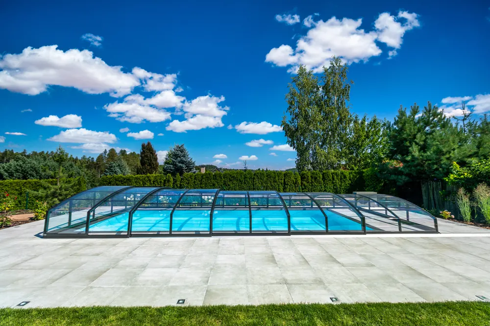 Casablanca pooltag lukket over swimmingpool