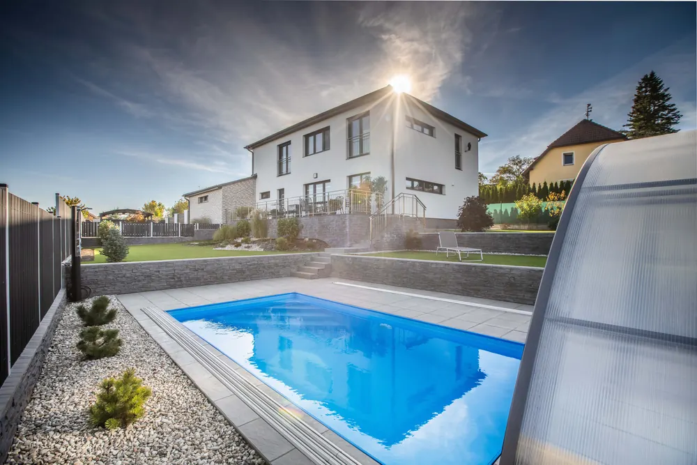 Detalje af skinner og profil på pooltag