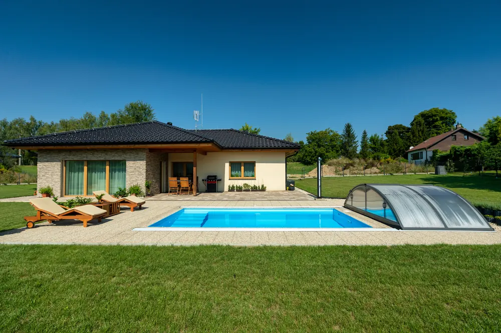Familievenligt poolområde med Klasik pooltag
