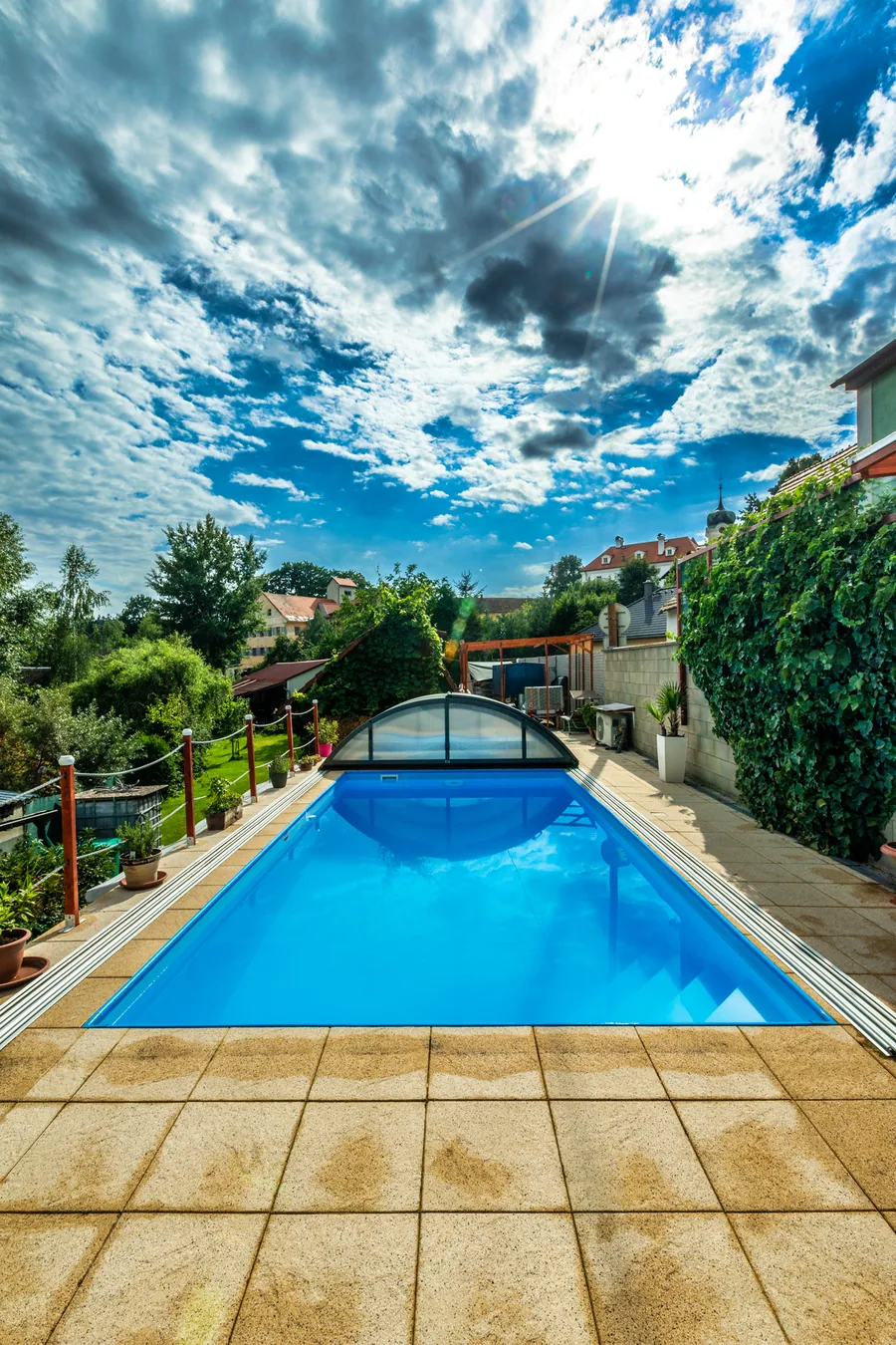 Kompakt nedgravet skimmerpool uden pooltag