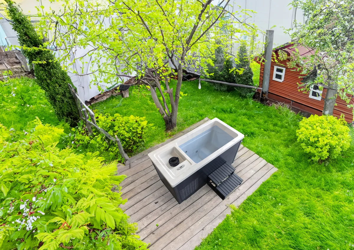 Cool Pool Pro ved udendørs wellnessområde